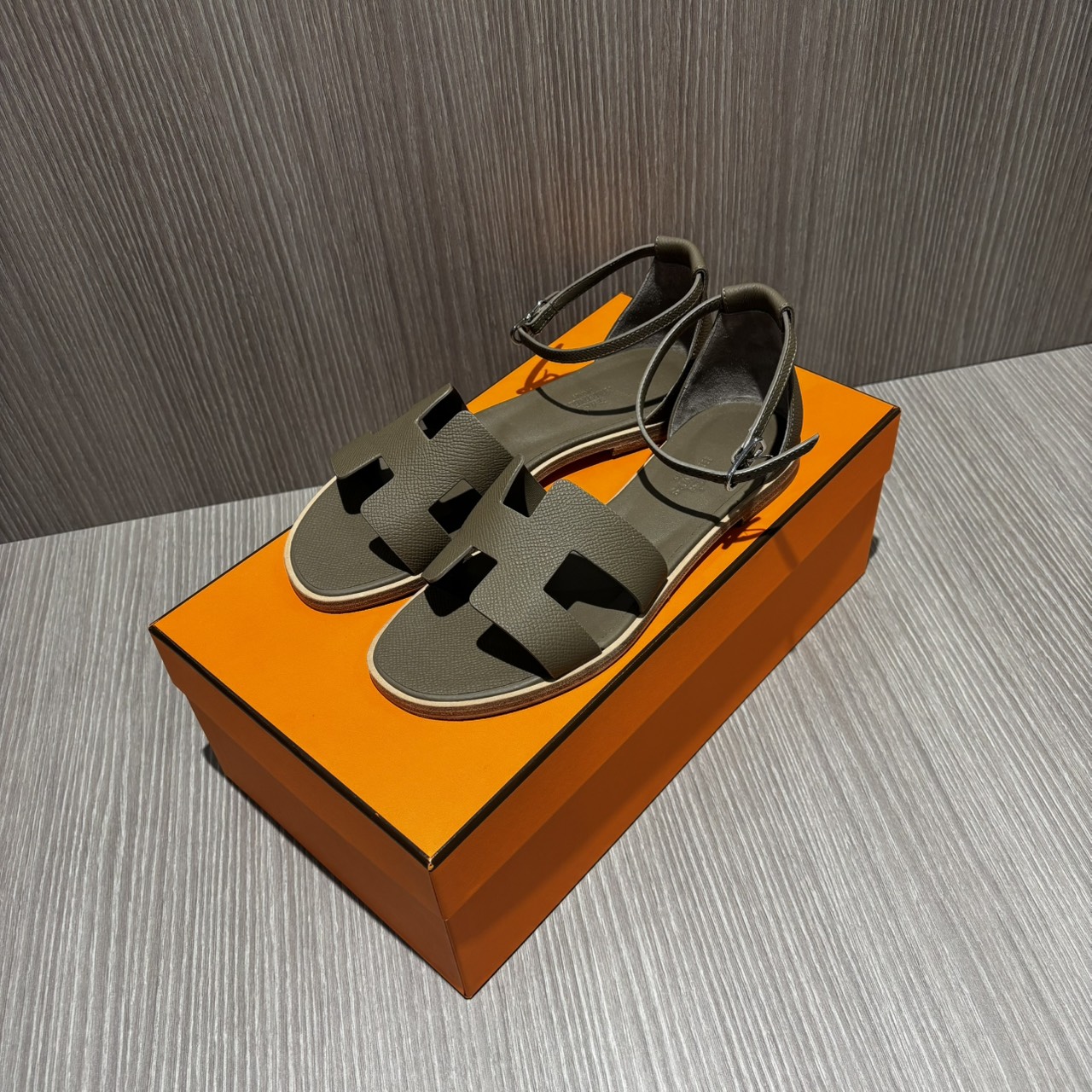 大特価・エルメス、サンダル サントリーニ、バイカラー 夏にぴったりのお色です 買取しました】エルメス サントリーニ サンダル｜上野マルイ